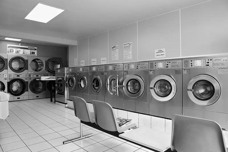 Deretan mesin pengering laundromat