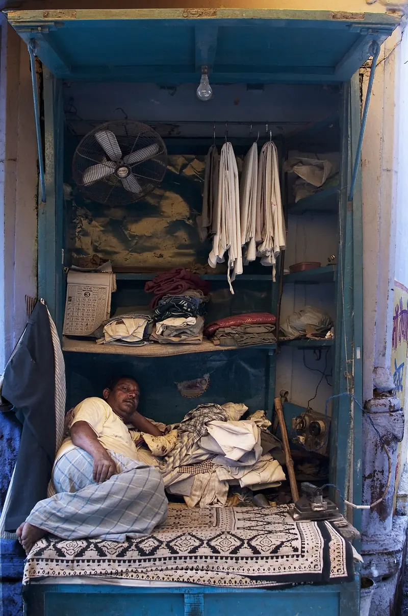 Lemari pakaian terlipat di toko laundry dan setrika